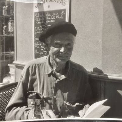 Photo de William S. Merwin à Paris en terrasse